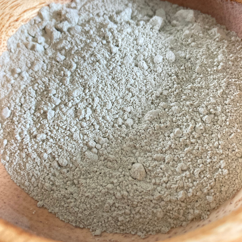 Argile bentonite dans un bol, prête à l'emploi pour une routine détox.