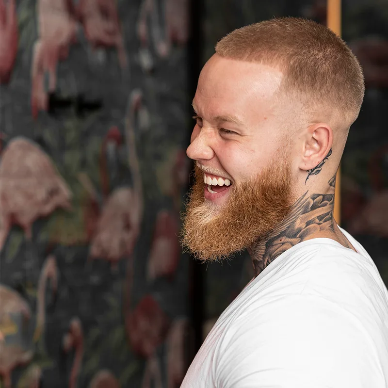 Bruk SAFWAH skjeggolje med et smil