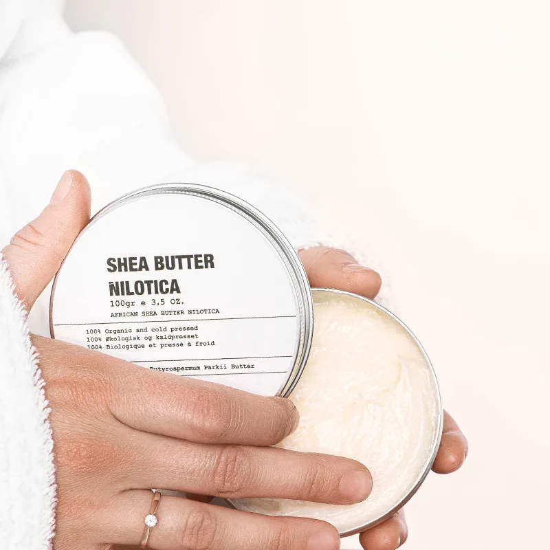 Entnahme von Shea Butter Nilotica aus der Blechdose