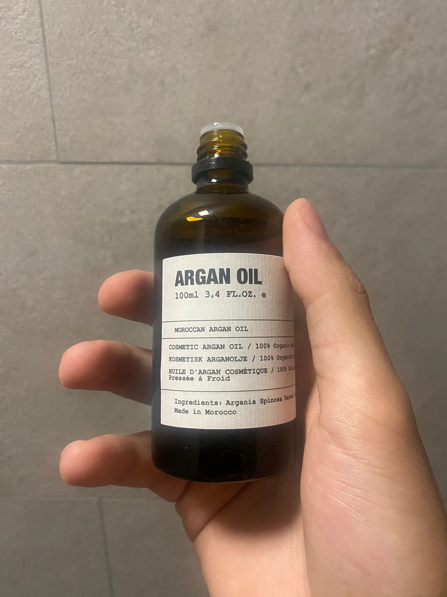 Tevreden klant met flesje olie